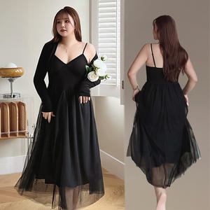 Vestido de noche Runqi N8643 negro con malla y patchwork, escote cruzado, cintura imperio y corte en A para mujer. - Product Image 2