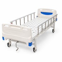Lit d'hôpital manuel à 1 manivelle, surface à lattes, dossier à manivelle en acier dissimulé, inclinaison à 70 degrés, charge de 240 kg, barrière latérale en aluminium, roulettes TPR de 5 pouces