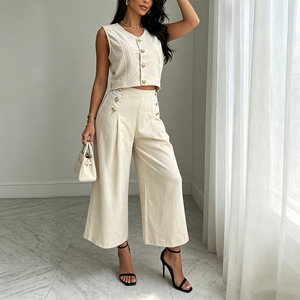 Completo Coordinato <span class=keywords><strong>Beige</strong></span> da Donna: Top Corto Senza Maniche con Scollo a V e Bottoni Dorati, <span class=keywords><strong>Pantaloni</strong></span> a Gamba Larga 7/8, <span class=keywords><strong>Outfit</strong></span> Estivo Chic - Product Image 3