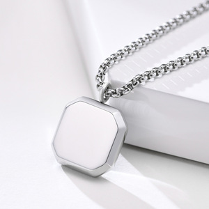 Collier pour homme en acier inoxydable plaqué argent imperméable, chaîne à maillons croisés, pendentif carré en époxy noir pour tenues quotidiennes - Product Image 2