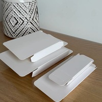 Emballages cadeaux personnalisés, dossiers blancs avec matériaux recyclés, laminage brillant et gaufrage pour une présentation de marque haut de gamme
