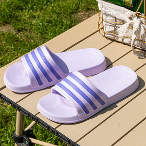 Pantuflas de interior ligeras, transpirables y antideslizantes, hechas de materiales de PVC y PE con un diseño de forro suave a rayas. - Product Image 3