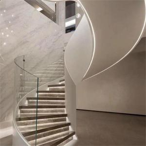 บันไดแบบเกลียวในร่มพร้อมด้วยราวบันไดไม้และราวจับเสาทำจากพีวีซีและหินอ่อน - Product Image 5