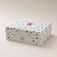 Boîtes cadeaux rigides en papier d'art personnalisées haut de gamme en petite série, avec gaufrage artisanal, revêtement UV, pelliculage mat, doublure en éponge et fermeture magnétique