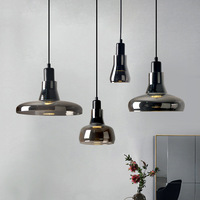 Lampe suspendue en verre gris fumé design moderne avec éclairage LED, construction en fer et verre pour restaurant, bar et salles à manger