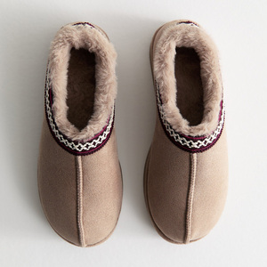 Chaussons d'intérieur pour femmes avec dessus en daim synthétique, bande tissée à points croisés, doublure en fausse fourrure, plateforme, bottes à enfiler - Product Image 3