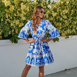 Robes décontractées <span class=keywords><strong>mi</strong></span>-longues en polyester à col en V et taille haute, imprimées, style bohème européen et américain, nouvelle collection, vente en gros - Product Image 1