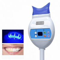 Système de blanchiment dentaire à lumière froide bleue, équipement dentaire pour le blanchiment des dents, monté sur fauteuil dentaire.