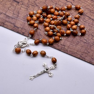 Rosario in Legno a Tema Gerusalemme con Croce e Medaglione Argentati, Stile Religioso, Presentato in Confezione Regalo - Product Image 3