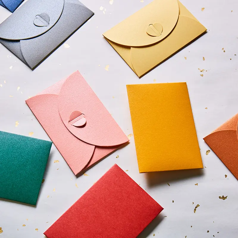 Mini sobre de embalaje de tarjeta de regalo de papel multicolor Kraft reciclado con cierre de botón de corazón mini sobre de papel