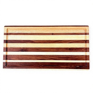 Planche à découper rectangulaire en bois rayée bicolore avec rainure pour les jus, sans danger pour les aliments, lavage à la main uniquement, fabriquée au Vietnam - Product Image 1