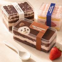Transparante afhaalkartonnen doos voor sushi, salade, cake, fruit, dessert. Doorzichtige verpakking met deksel voor restaurant, bakkerij, catering, feest.