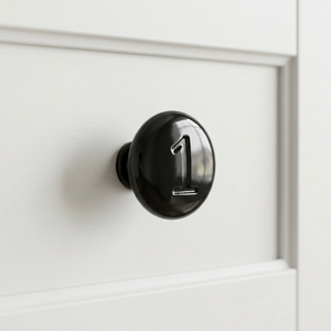 Bouton de tiroir rond noir moderne avec gravure du numéro 1, style minimaliste, type à insertion par boulon, pour tiroirs, hôtels, quincaillerie de chambre - Product Image 1