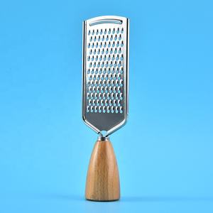 Râpe de cuisine en acier inoxydable pour légumes, fromage, pomme de terre, gingembre et ail avec manche en bois de plage - Product Image 3