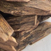 Eco004B Copeaux d'Agarwood/Oud/Bakhool 3A-7-11Y Arbre Kynam Naturel Pur Boisé Épicé Herbacé Floral Menthe Poivrée Soluble dans l'Eau pour l'Ambiance