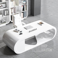 Bureau blanc moderne pour PDG et directeur, design personnalisé avec des bords arrondis et incurvés