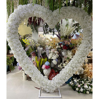 Desain Baru Gapura Bunga Merah Bentuk Hati Latar Belakang Bunga Buatan Bingkai Bunga Sutra Hydrangea untuk Latar Belakang Pernikahan