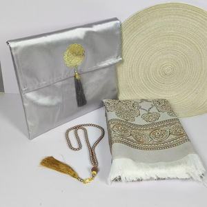 Set Regalo Tappetino da Preghiera Islamico in Velluto Yaseen con Suren del Corano - Poliestere Lavabile con Base Rivestita in PVC 70x110cm per Musulmani Eid - Product Image 4