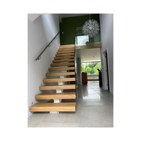 Escalier intérieur à monopoutre en acier avec marches en chêne pour l'intérieur