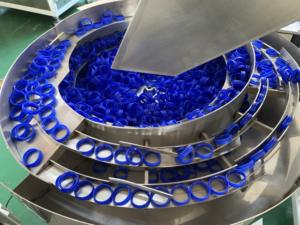 Máquina de inserción de tapa de plástico de alta velocidad poner revestimiento de aluminio y anillo de seguridad en la máquina tapadora de tapas - Product Image 5