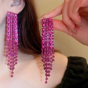 Pendientes Largos de Aguja Plateada con Borla Roja Rosa de Piedra Natural, Estilo Europeo Americano, Modernos, Elegantes y de Alta Gama para Fiesta - Product Image 1