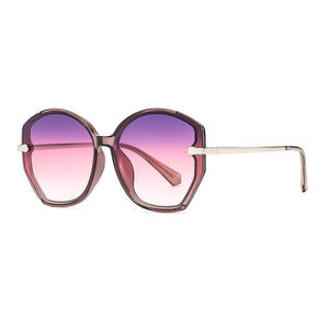 แว่นกันแดดทรงรีเก๋ไก๋สำหรับผู้หญิงกรอบพีซีสีดำ UV400 ป้องกันประเภท 3 บังแดดสไตล์แฟชั่น 7133 - Product Image 4