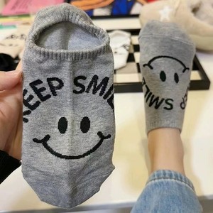 Chaussettes unisexes invisibles à motif visage souriant, avec slogan 'Keep Smile', douces, respirantes, confortables, pour usage quotidien et mode. - Product Image 2