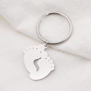 سلسلة مفاتيح أنيقة بتصميم لطيف على شكل قدم طفل من الفولاذ المقاوم للصدأ مطلية بالذهب عيار 18 قيراط قابلة للتخصيص لحمل المفاتيح في السيارة أو الحقيبة - Product Image 5