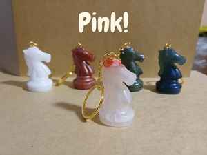 Porte-clés élégant en résine avec accents décoratifs intégrés, finition lisse, accessoire durable, parfait pour organiser les clés et les ajouter - Product Image 5