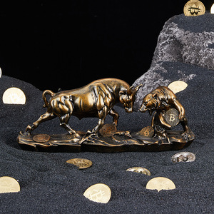 Fabriqué en usine sur mesure, décoration d'intérieur dorée et créative, ornement de bureau en résine pour le <span class=keywords><strong>marché</strong></span> boursier, statues de bataille de taureaux et d'ours - Product Image 3