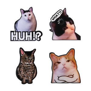 Pin de botón de hojalata con meme de gato divertido, venta al por mayor, broche de dibujos animados lindo personalizado OEM para ropa y accesorios de mochila - Product Image 1