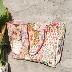 Bolsas de compras acolchadas de algodón con estampado de bloques a mano, bolsa de mano estampada Reversible de algodón acolchado indio - Product Image 3