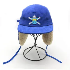 عالية الجودة كودري المواد 5 لوحة earflap الدافئة الشتاء snapback قبعة مع لصقة تطريز حسب الطلب شعار