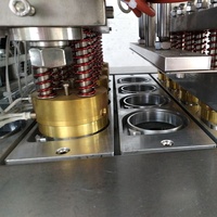 Machine de remplissage et de scellage de gobelets pour jus de fruits, gelée et pudding