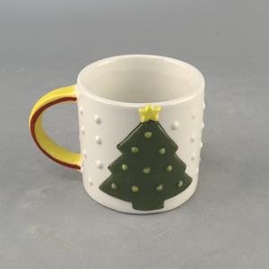 Taza de café de cerámica en relieve personalizada con Árbol de Navidad creativo, muñeco de nieve de Papá Noel para decoraciones de ceremonias navideñas - Product Image 4