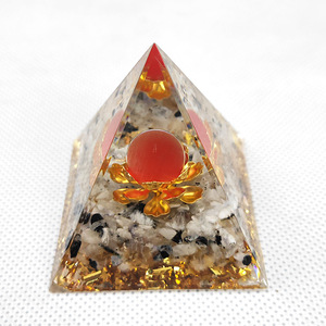 Pyramide en résine époxy avec cristal, ornement de bureau, œil de chat rouge, lumière de lune, décoration vintage pour la maison - Product Image 3