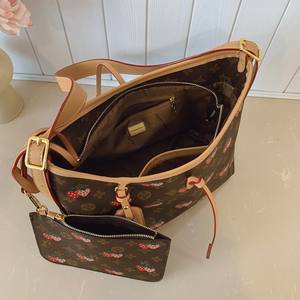 Bolso Tote de Gran Capacidad para Mujer a la Moda. Hecho de material PU. Decorado. Adecuado para uso diario. - Product Image 2