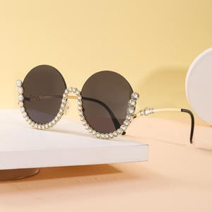 Gafas de Sol Redondas con Pedrería para Mujer, Protección UV400, Marco Negro de Plástico y Metal, Modernas, para Viajes y Actuaciones - Product Image 5