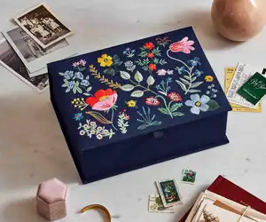กล่องปักดอกไม้พลิกด้านบน หนังสือโบราณ เครื่องประดับ กล่องของที่ระลึก คําเชิญงานแต่งงาน กล่องผ้าปักดอกไม้