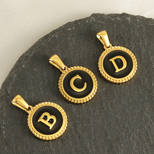 Colgante de disco con borde estampado de 12 mm y letra inicial del alfabeto en esmalte negro |   Acero Inoxidable con Revestimiento PVD de Oro de 18K - Product Image 1