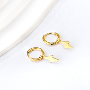 Boucles d'oreilles créoles tendance géométriques plaquées or 18 carats, étanches, avec breloque éclair en acier inoxydable, bijoux pour femme - Product Image 3
