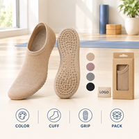 Chaussettes de yoga respirantes en maille à coupe basse, avec grip souple, ajustement flexible, zones de couverture directionnelle, construction à bout plat, pour la pratique pieds nus
