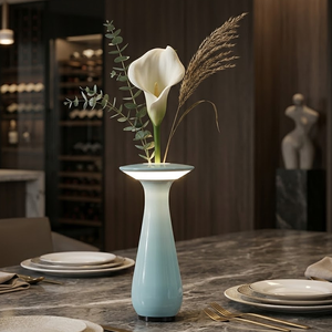 Lámpara <span class=keywords><strong>de</strong></span> Mesa LED Inalámbrica Recargable, Portátil, Moderna, con Diseño Floral, para Decoración <span class=keywords><strong>de</strong></span> Restaurantes <span class=keywords><strong>de</strong></span> Lujo en Exteriores, IP54, Aura Vase Touch - Product Image 1