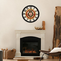 Horloge murale en fer forgé avec design de jeu de fléchettes, cadran en bois imprimé UV, décoration cadeau pour homme, idéale pour salle de jeux ou « Man Cave »