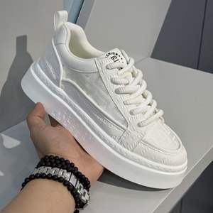 Chaussures pour hommes en vente directe d'usine, chaussures blanches décontractées tendance respirantes pour l'été, antidérapantes, style sport, rehaussantes pour la marche - Product Image 4