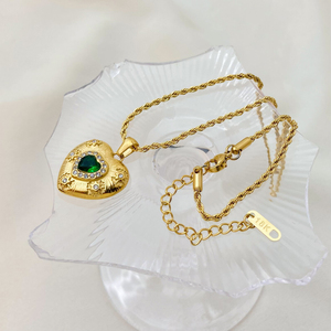 Bijoux faits à la main texturés en or 18 ct incrustés d'un pendentif en forme de <span class=keywords><strong>cœur</strong></span> en zircon émeraude <span class=keywords><strong>Le</strong></span> collier en acier inoxydable <span class=keywords><strong>ne</strong></span> se décolore <span class=keywords><strong>pas</strong></span> - Product Image 4