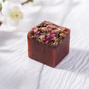 Jabón Íntimo Femenino 100% Puro y Natural, Jabón Artesanal de Flores con Aceites Esenciales Herbales para Limpieza Facial, Corporal y Masajes - Product Image 2