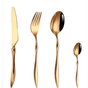 Juego de cubiertos con mango en zigzag, acabado dorado espejado, de acero inoxidable, elegante, para uso doméstico, en la cocina, en el comedor y en restaurantes. - Product Image 1