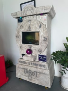 Kiosque de Vente Automatique de Tarots et de Boules de Cristal de Divination Gypsy Fortune Teller avec Éclairage LED et Imprimante de Cartes pour Parc d'Attractions et Centre Commercial - Product Image 1
