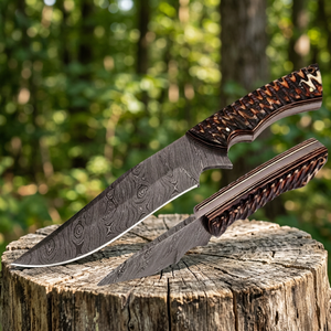 Cuchillo de caza y camping de hoja fija de acero de Damasco hecho a mano con mango cómodo para el agarre. - Product Image 2